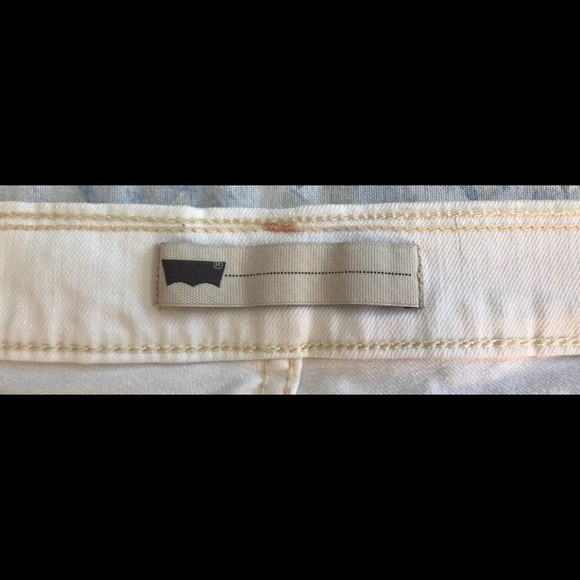 NWOT, size W28 pair of white Levi’s shorts. - Picture 4 of 8